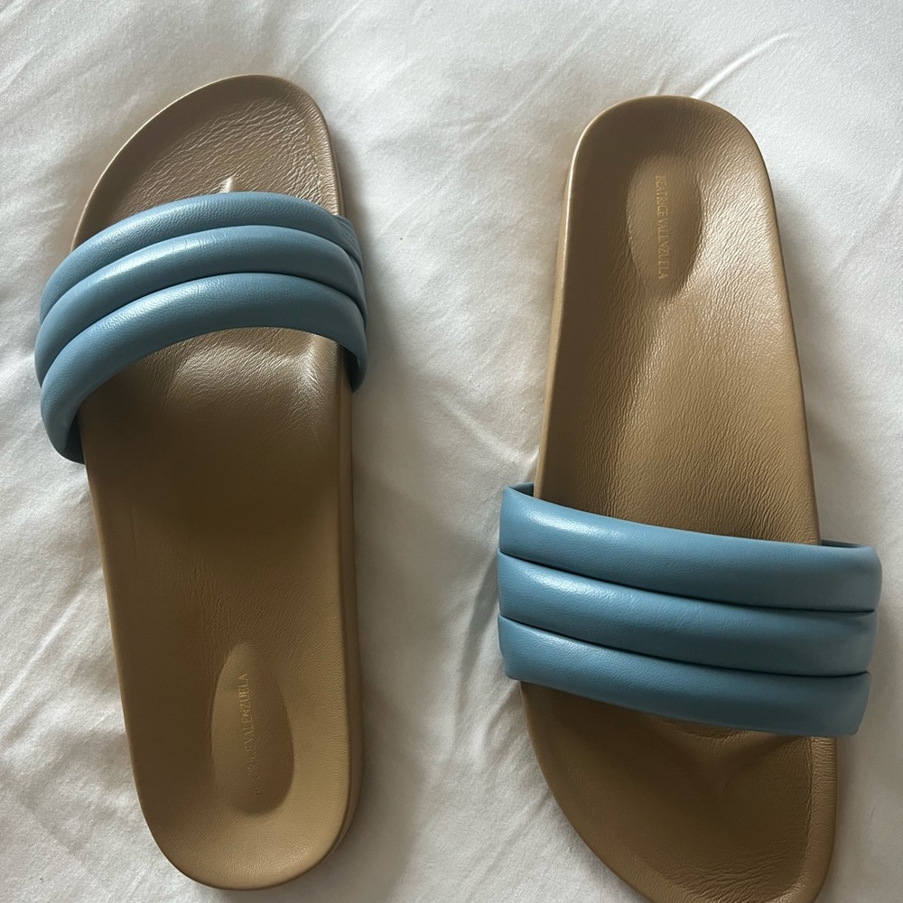 Beatrice Venezuela never worn  sandals
